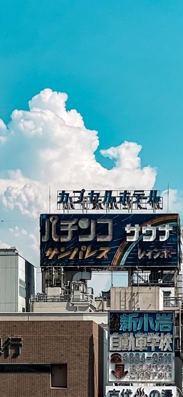 动漫壁纸 App 分类筛选界面截图，顶部横向排列着色调、场景、年代等筛选标签，下方网格中展示多张按比例预筛后的竖屏动漫壁纸缩略图